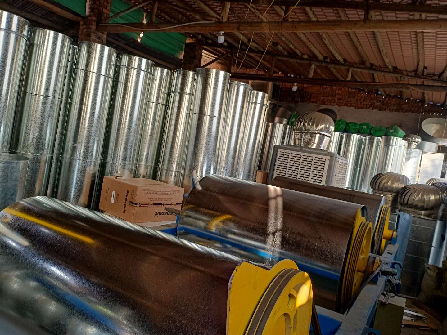 湖南省偉利翔機(jī)械通風(fēng)設(shè)備有限公司,永州市生產(chǎn)安裝螺旋風(fēng)管,共板風(fēng)管,消防風(fēng)管,銷(xiāo)售冷風(fēng)機(jī),負(fù)壓風(fēng)機(jī)